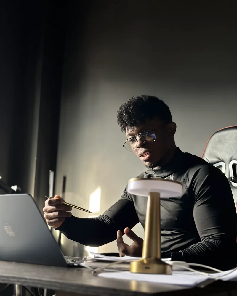 David, de Pereira, creador de Respira Colombia, trabajando de noche en su computador